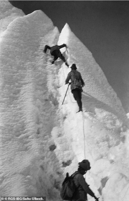 5316198-6306679-This_picture_is_captioned_George_Mallory_climbing_like_a_spider_-a-2_1540294706231.jpg