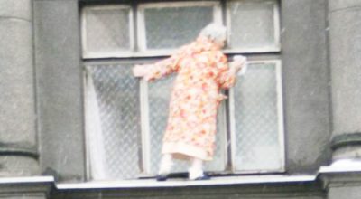 kak-pomyt-okna-na-balkone-snaruzhi-400x220.jpg