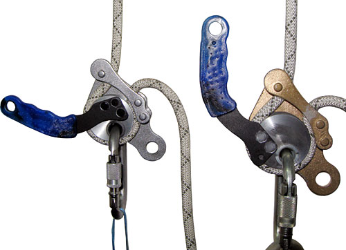 При зависании на веревке 10 мм рукоять располагается параллельно свободно висящей нагруженной спусковой веревке